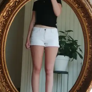 Lågmidjade vita jeansshorts från Cubus. Strl 36, I använt skick men fortfarande väldigt fina. Har ärvt dom, säljer då dem är förstora. Meddela gärna vid frågor osv! 💞 Köparen betalar alltid frakten! 💞💞