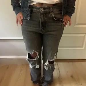 Skit snygga jeans från zara med massa hål, as coola! 