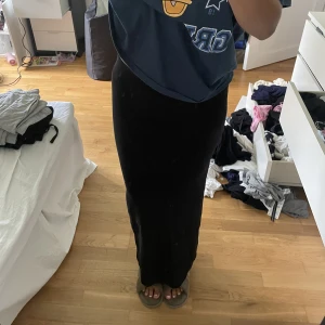 Maxikjol - As snygg maxikjol med en slit baktill, älskar den men kommer inte super mycket till användning pga har sjukt många långkjolar!!! Den är använd en gång och är ifrån Gina tricot!! Nypris är 400