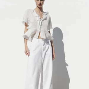 Volangblus zara - Jättesnygg slutsåld blus! Nypris 350kr. Oanvänd med prislappen kvar 💗💗