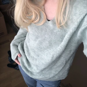 Stickad tröja - Tunn, mintgröna stickad tröja från ONLY, har ett litet hål (bild 3) som man inte alls tänker på 💞