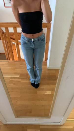 Mid waist jeans - Säljer nu mina mid waist jeans från Zara! Inga defekter på jeansen, säljs då jag inte får användning av dem längre. Har ni frågor eller vill ha fler bilder är det bara att komma privat❤️