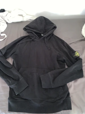 Stone Island  - Hej! Säljer min svarta stone island hoodie! Kommer inte till användning 