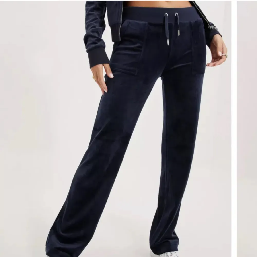 Säljer mina mörkblå juicy byxor då de inte kommer till andvändning längre💗💗. Jeans & Byxor.