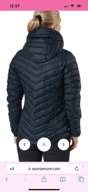 Peak jacka  - Peak jacka använd flitigt men vill bli av med den, köpt för 2500 säljer för 500 + frakt. Hål i ena fickan men går lätt att lösa, hör av dig för bild mm🩷