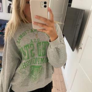 Säljer denna fina sweatshirt med tryck från Bershka i storlek S