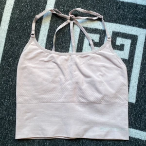 Sportbh  - Sportbh från Better bodies. Baby rosa färg men kommer mer vit i kamera. Storlek M men jag upplever den som S mer. Inga skavanker 