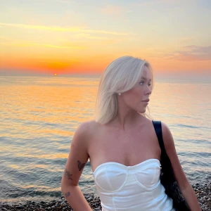 trendig zara-body - så fin body från zara som ger en liten ”korsett-effekt”. Den är i beige/vit siden material. endast använd en gång!💕