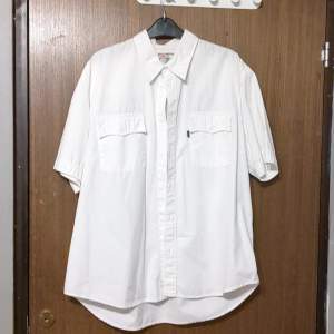 Nästan oanvänd vit Levis skjorta  Är storlek xl så sitter som en oversized tröja