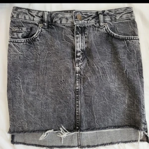 Grå denimkjol - Supersöt grå denimkjol från H&M, använd några gånger. Kjolen är i hög midja.