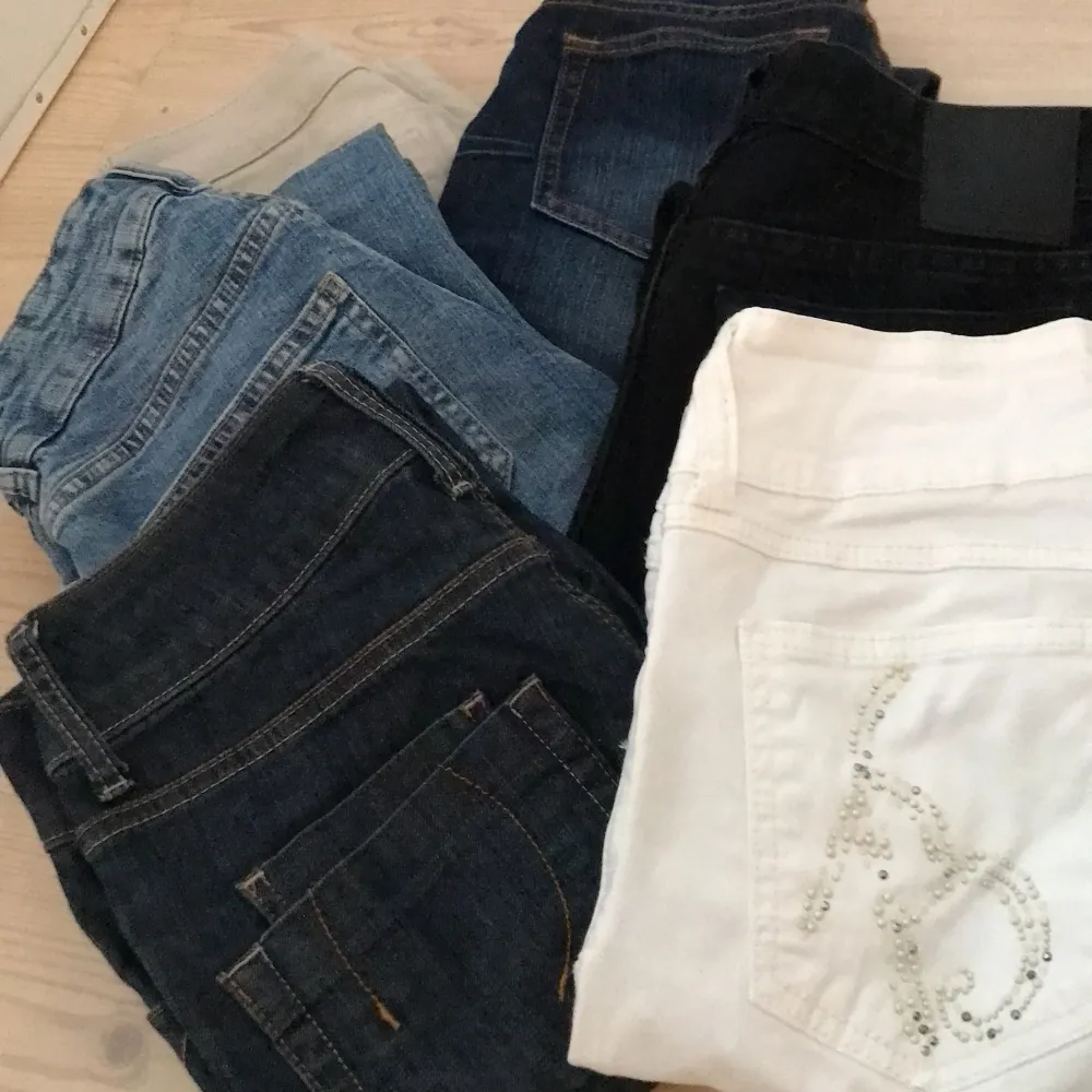 Säljer alla dessa jeans som är Low waist och straight/bootcut/flare❤️‍🔥 Några av de finns redan i min profil! Hör av dig ifall du vill köpa några💓. Jeans & Byxor.