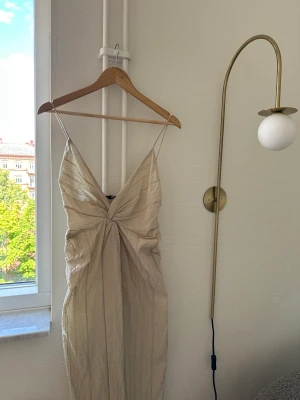 Klänning zara - En klänning från zara! Aldrig använd då min byst är för stor för denna klänningen. Strl xl  Säljer för 200kr