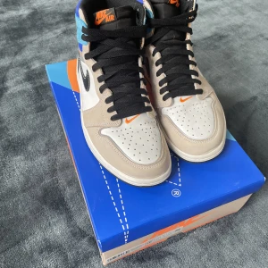 Jordan 1 high prototype - Jordan 1 high prototype i gott skick.  Storlek 44 med tre olika sko snörre.  Köptes på sneakersnstuff. 1500kr men priset kan diskuteras. Skicka meddelande för fler bilder och info.