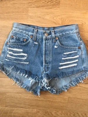 Levi’s shorts 501 - Strl utsuddad, hemsidan jag köpte dom på sa strl 24. Säljer dom för dom blivit för små..