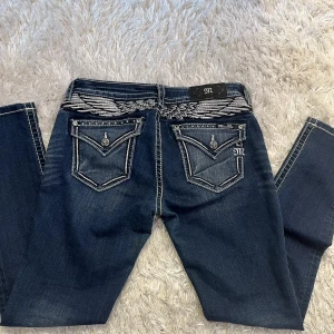 Miss Me jeans  - Säljer ett par Miss me jeans med jätte coola detaljer på bakfickorna. Jeansen är i modellen midrise-skinny. Innerbenslängden är 78,5cm. Skriv om du vill ha mera bilder eller har frågor 💓