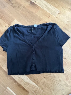 Cropad thirt - Svart Cropad tshirt från h&m, superfin🖤