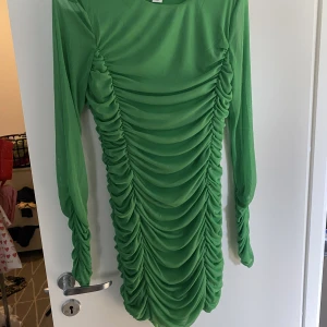Klänning grön veckad  - Grön tunn i armarna och foder i övrigt grön kort 