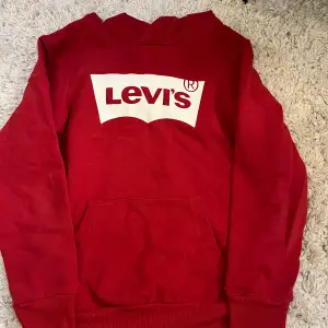 En röd Levis hoodie i storlek 152/xxs. Helt ny aldrig använd. Perfekt nu inför kallare säsonger.