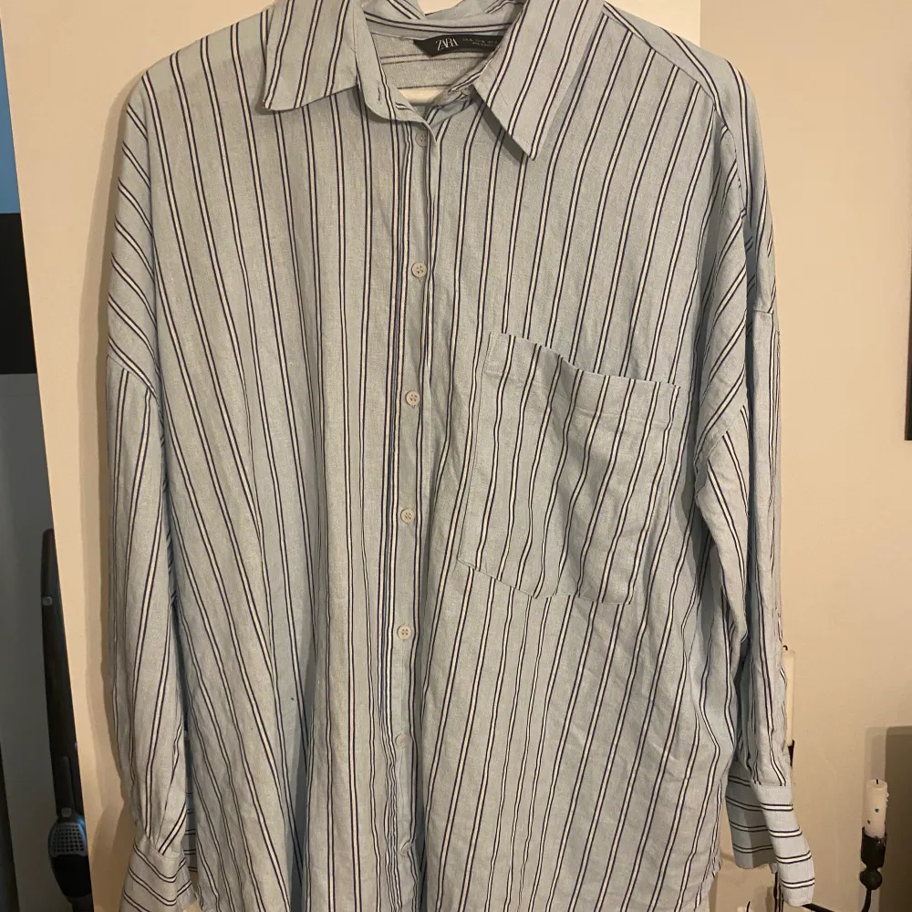 En blå vit randig skjorta från Zara, sparsamt använd 💙 Säljer då den inte är min stil längre . Skjortor.