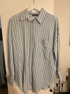 Skjorta Zara - En blå vit randig skjorta från Zara, sparsamt använd 💙 Säljer då den inte är min stil längre 
