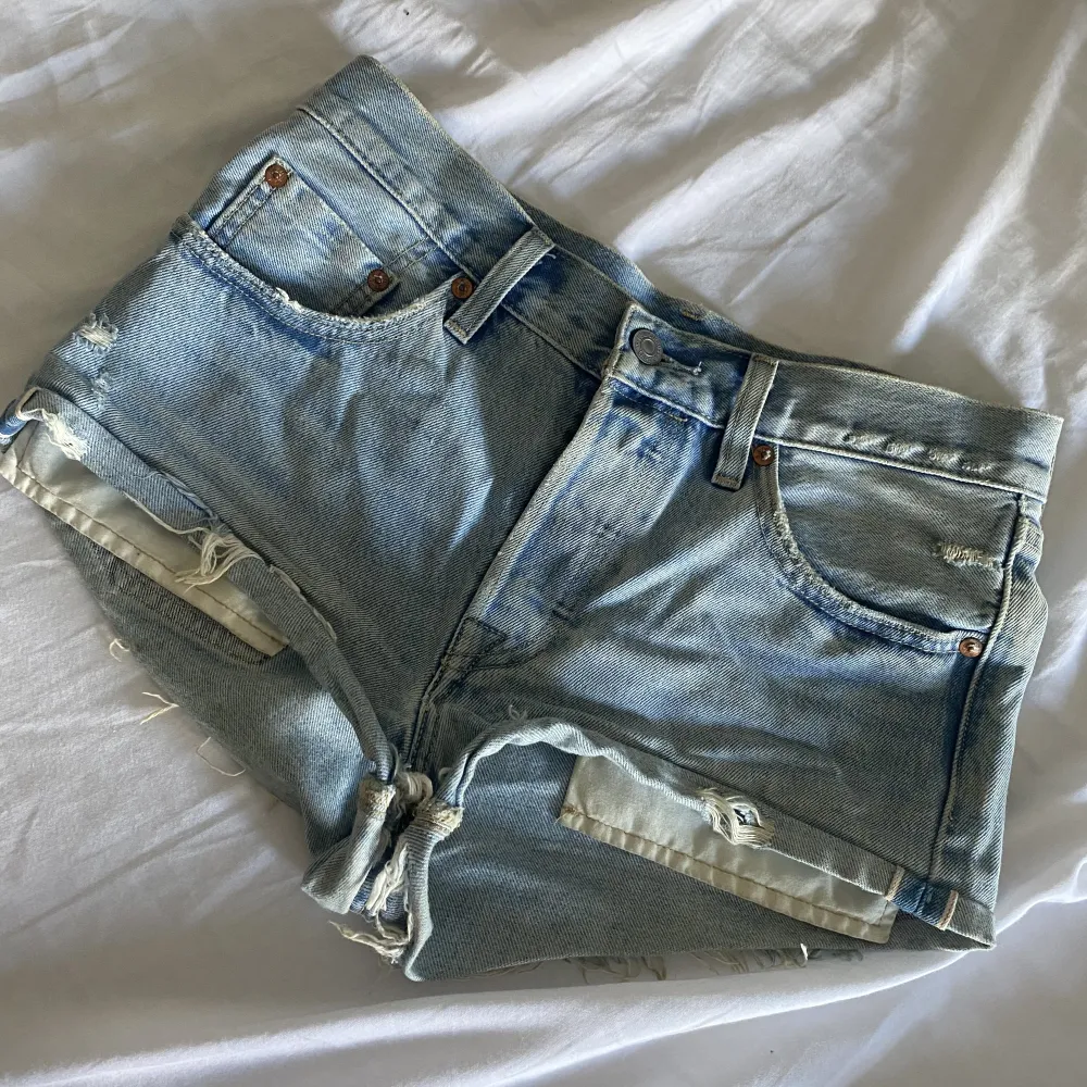 Levi’s jeansshorts nästan aldrig använda så i bra skick.  Storlek W26. Shorts.