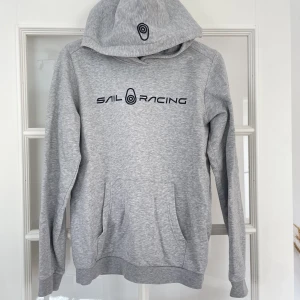 Sail racing hoodie - Fin hoodie från sailracing. Använd men i sjukt bra skick! Inga defekter alls. Barn storlek men passar xs.