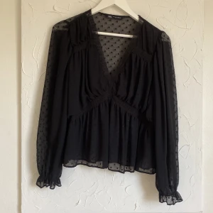 Så fin blus - Blus köpt på zara i höstas, väldigt bra skick!!