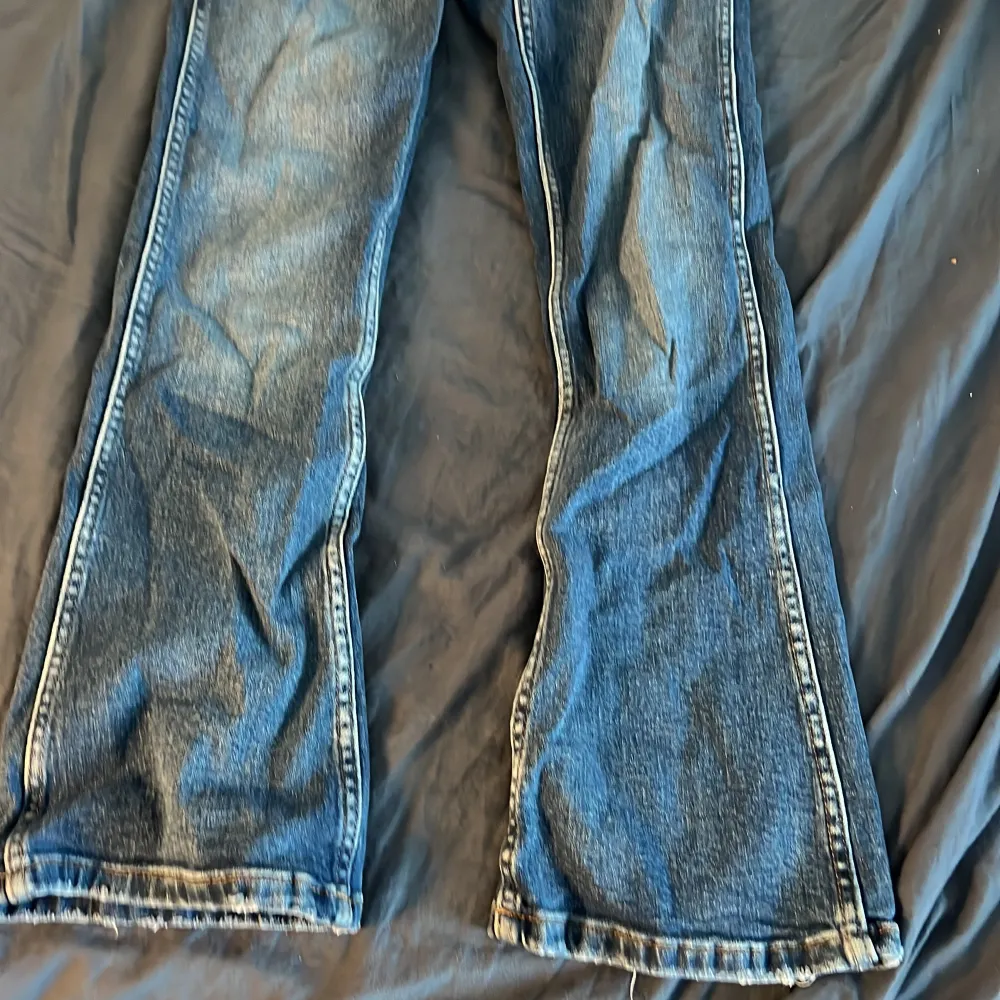 Ett par coola jeans från zara i storlek 13-14 år. Bra skick.. Jeans & Byxor.