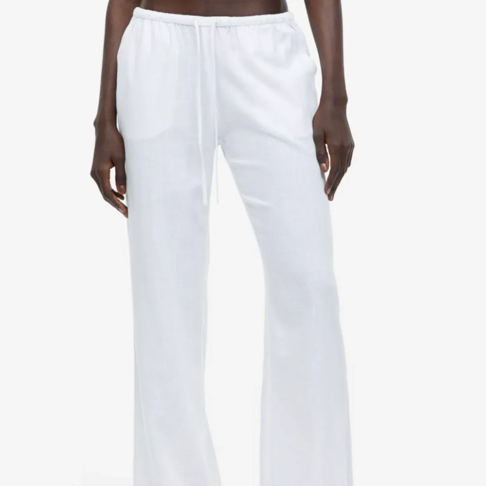Helt slutsålda vita linnebyxor från H&M, säljer då dom är för korta i benen på mig! 💗 Annars superfina byxor med låg midja och extremt sköna!  Buda från 150 & köpare står för frakt, bara att höra av er om ni har frågor 💗💗. Jeans & Byxor.