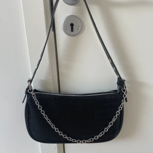 Jättefin axelväska  - Jättefin o trendig svart väska💕 andvänd sparsamt och är i fint skick 💘 kontakta vid intresse eller frågor, pris kan även diskuteras