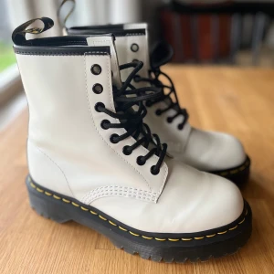 Dr Martens 1460 bex smooth  - Helt nya, jättefina Dr Martens kängor. Modell 1460 bex smooth, dvs lite tjockare sula. Endast provade så i absolut nyskick! 