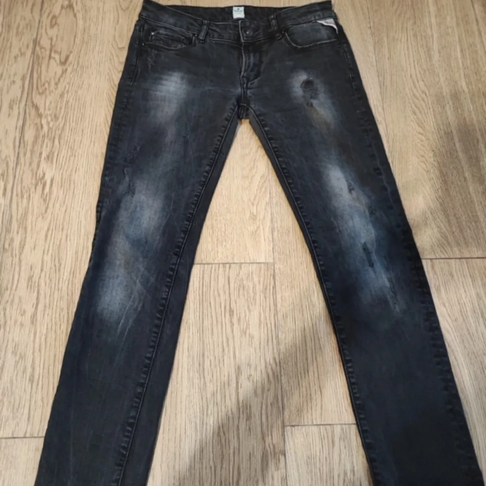 Ett par svarta, riktigt snygga replay jeans i storlek 29/32. Pris går att diskuteras vid smidig affär!. Jeans & Byxor.
