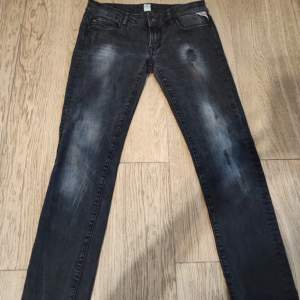 Ett par svarta, riktigt snygga replay jeans i storlek 29/32. Pris går att diskuteras vid smidig affär!