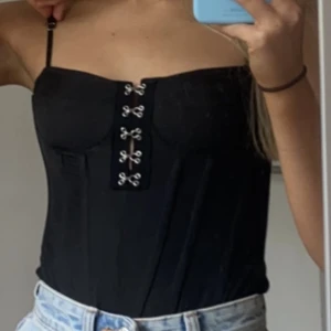 Korsett linne  - Korsett linne, bara provad, lappen sitter kvar. Strl 34. 