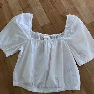 Topp - Säljer denna fina toppen med puffärmar från H&M 💓. Har bara använt den en gång.