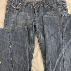Skit coola jeans. Midjemått 40x2  Innerbenslängd: 82cm. Använd gärna köp nu funktionen men skriv innan ❤️