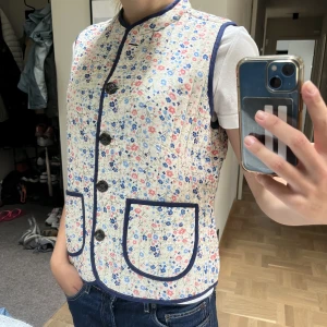 Quiltad väst  - Säljer min fina quiltade väst från Moliin Copenhagen! Superfin mönstrad väst som verkligen ger det lilla extra till din outfit! Aldrig använd! 