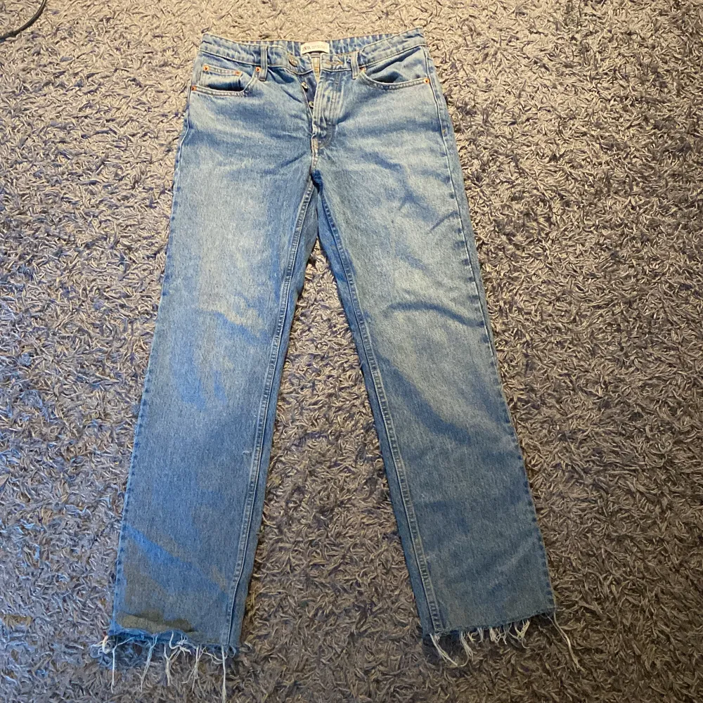 Lågmidjade helt oanvända lågmidjade zara jeans, säljer då de är förstora för mig. Jeans & Byxor.