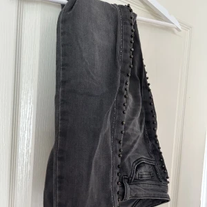 Jeans zara - Säljer dessa coola jeans från zara som har blivit för små. Har jättecoola glitter stenar som är super trendigt💕Passar bra både till vardags och fest! Är storlek 34 men kan nog passa 36 också, pris kan diskuteras❤️