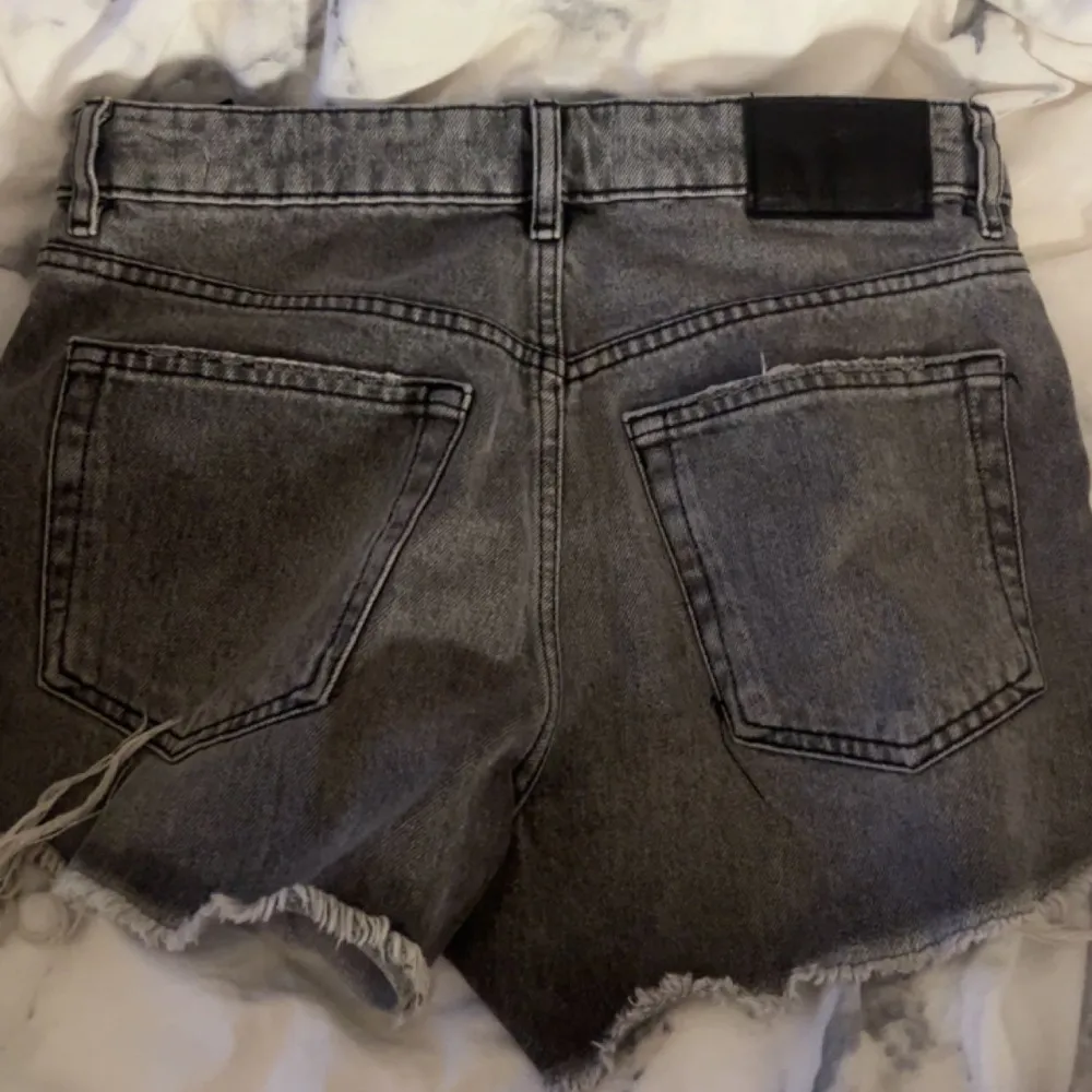 Gråa jeansshorts från zara säljer pga att jag aldrig får användning för dom!! Köp gärna direkt❤️. Shorts.