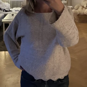Beige stickad tröja  - Storlek Xs köpt på only och är super mysig och skön 😇