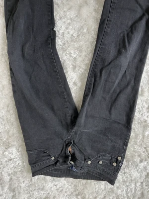 Victoria Backham jeans - Säljer mina Victoria backham jeans eftersom de är förstora för mig i midjan. De är köpta här på Plick innan så vet inte riktigt hur nya de är. Kontakta för pris och storlek. 
