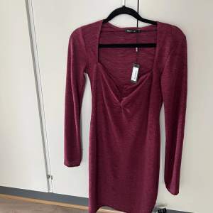 vinröd klänning från nelly i storlek xs. Oanvänd 