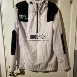 Hoodrich vindjacka - Perfekt under hösten 