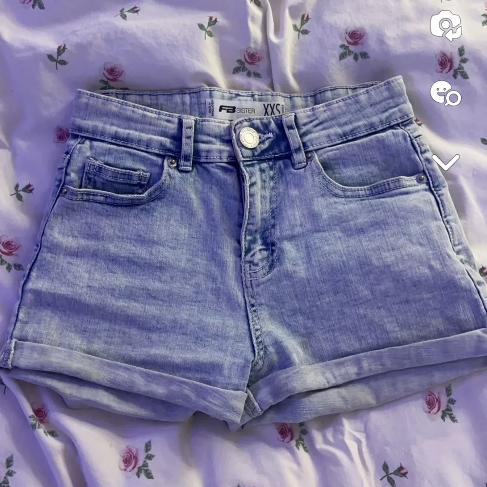 Säljer nu dessa ljusblåa jeans shorts från New yorker! Storleken är xxs men känns som xs! Köpte de för 189 :- 💗 Pris kan diskuteras 💓💓💓. Shorts.