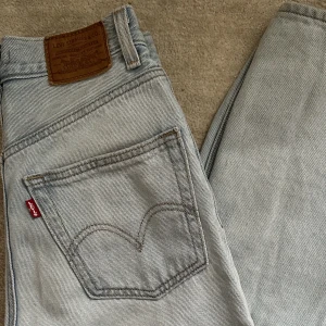 Levis high loose - Levis high loose storlek 23.  Använda en gång. Köpta här på plick 
