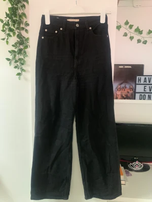 Levi’s jeans  - Säljer dessa då även de är för små för mig<3 väl använda men fortfarande i fint skick 🫂Tryck inte på köp nu!!!!