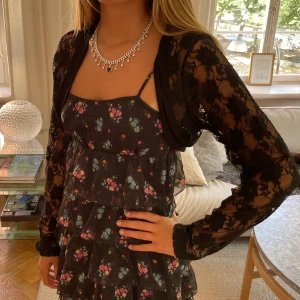 Sååå fin spets bolero🙌🏻❤️ - Spetskofta perfekt över en klänning🥰🥰 Storlek S