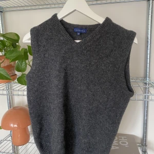 Vintage Väst i ull - Vintage väst i 100%ylle. I väldigt gott skick