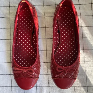 Röda ballerinaskor - Röda ballerinaskor i storlek 38. Söta och bekväma. De har små repor men syns bara när man kollar nära. Jag kan gå med på ett billigare pris om någon föreslår.